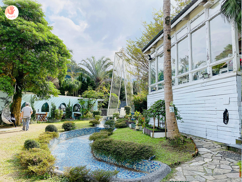 新北土城] 我們的家休閒小棧（附菜單）。土城寵物友善。草皮親子放風。親子遊戲區。玻璃屋下午茶。土城親子餐廳。土城景觀餐廳推薦-