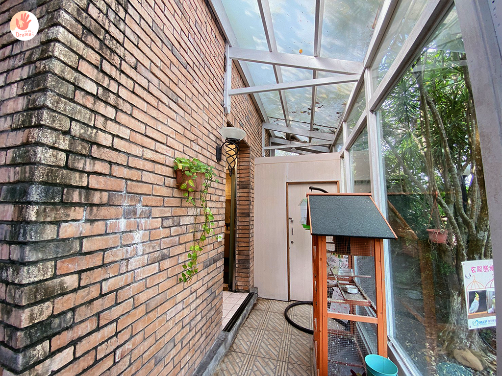 新北土城] 我們的家休閒小棧（附菜單）。土城寵物友善。草皮親子放風。親子遊戲區。玻璃屋下午茶。土城親子餐廳。土城景觀餐廳推薦-