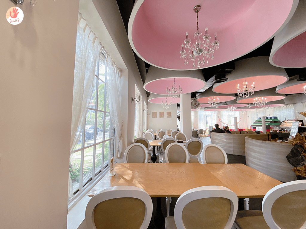 新北土城] 我們的家休閒小棧（附菜單）。土城寵物友善。草皮親子放風。親子遊戲區。玻璃屋下午茶。土城親子餐廳。土城景觀餐廳推薦-