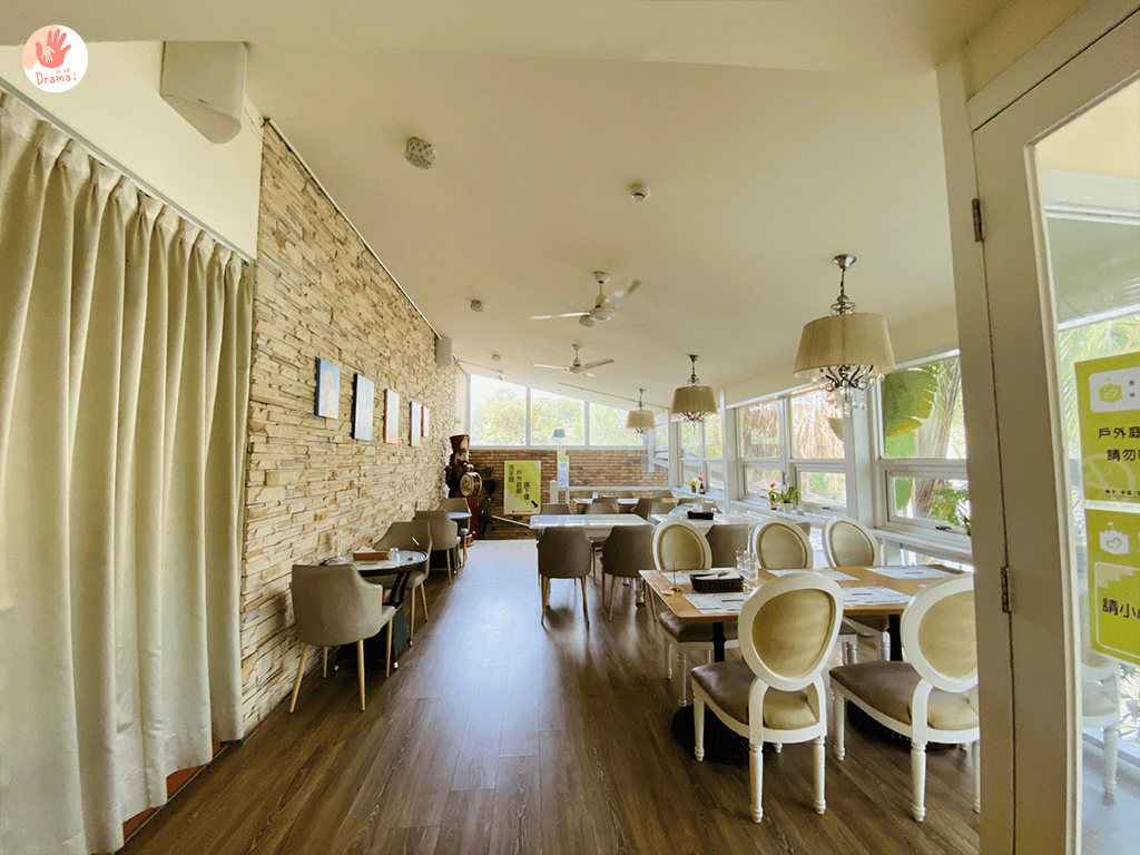 新北土城] 我們的家休閒小棧（附菜單）。土城寵物友善。草皮親子放風。親子遊戲區。玻璃屋下午茶。土城親子餐廳。土城景觀餐廳推薦-