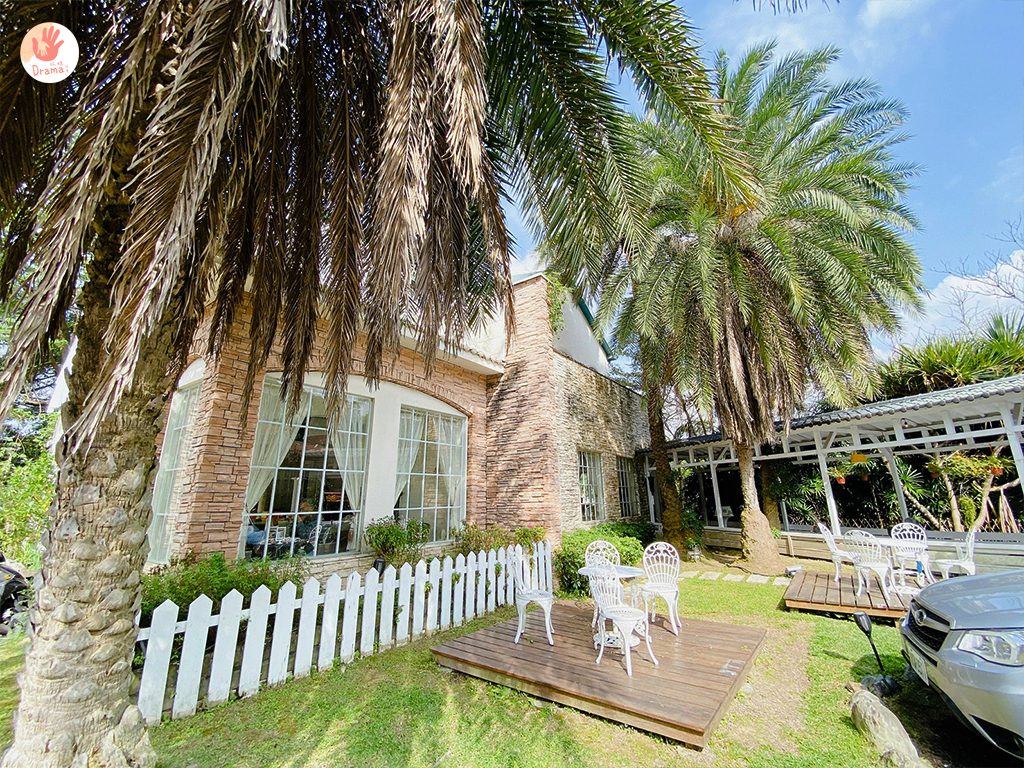 新北土城] 我們的家休閒小棧（附菜單）。土城寵物友善。草皮親子放風。親子遊戲區。玻璃屋下午茶。土城親子餐廳。土城景觀餐廳推薦-