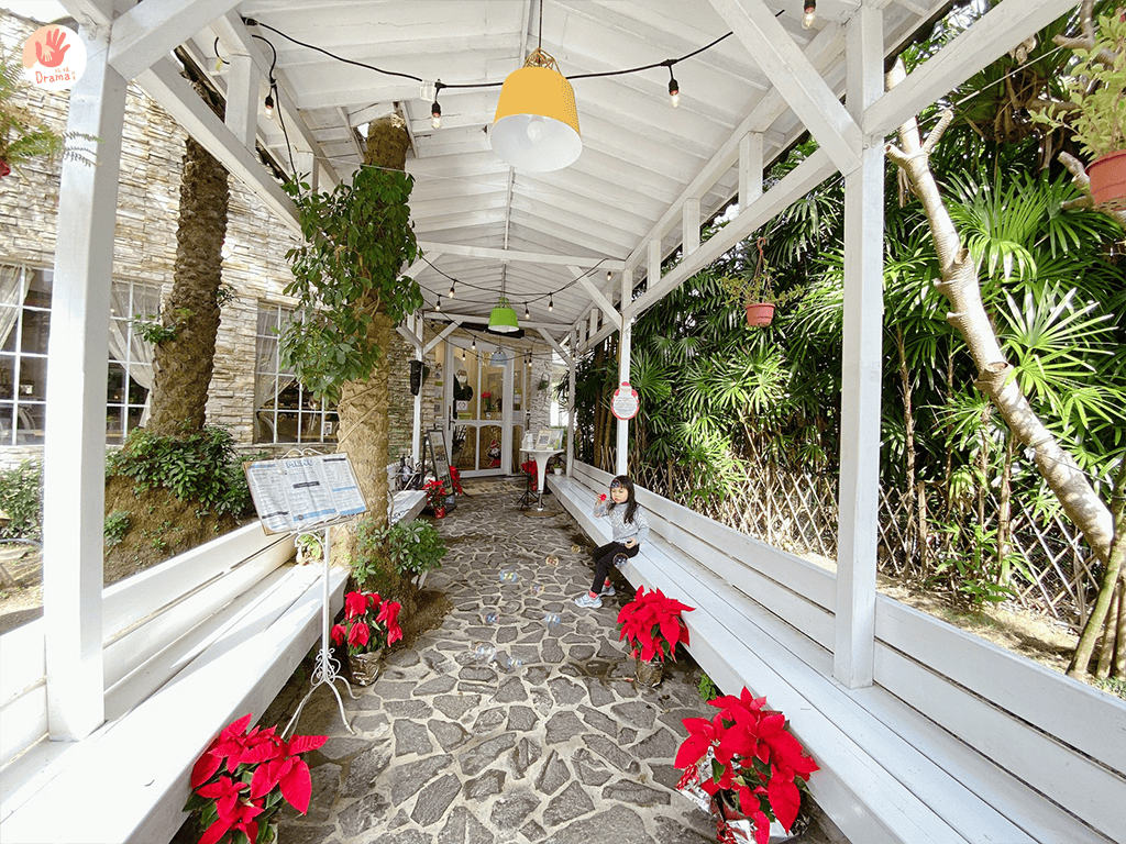 新北土城] 我們的家休閒小棧（附菜單）。土城寵物友善。草皮親子放風。親子遊戲區。玻璃屋下午茶。土城親子餐廳。土城景觀餐廳推薦-