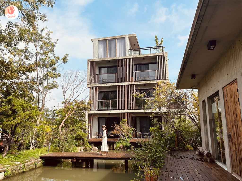 宜蘭｜新樹民宿（冬山河親水公園旁）。清水模建築。落羽松森林系民宿。檜木自然香質感民宿。宜蘭冬山河住宿推薦。適合親子。2025宜蘭童玩節民宿推薦-