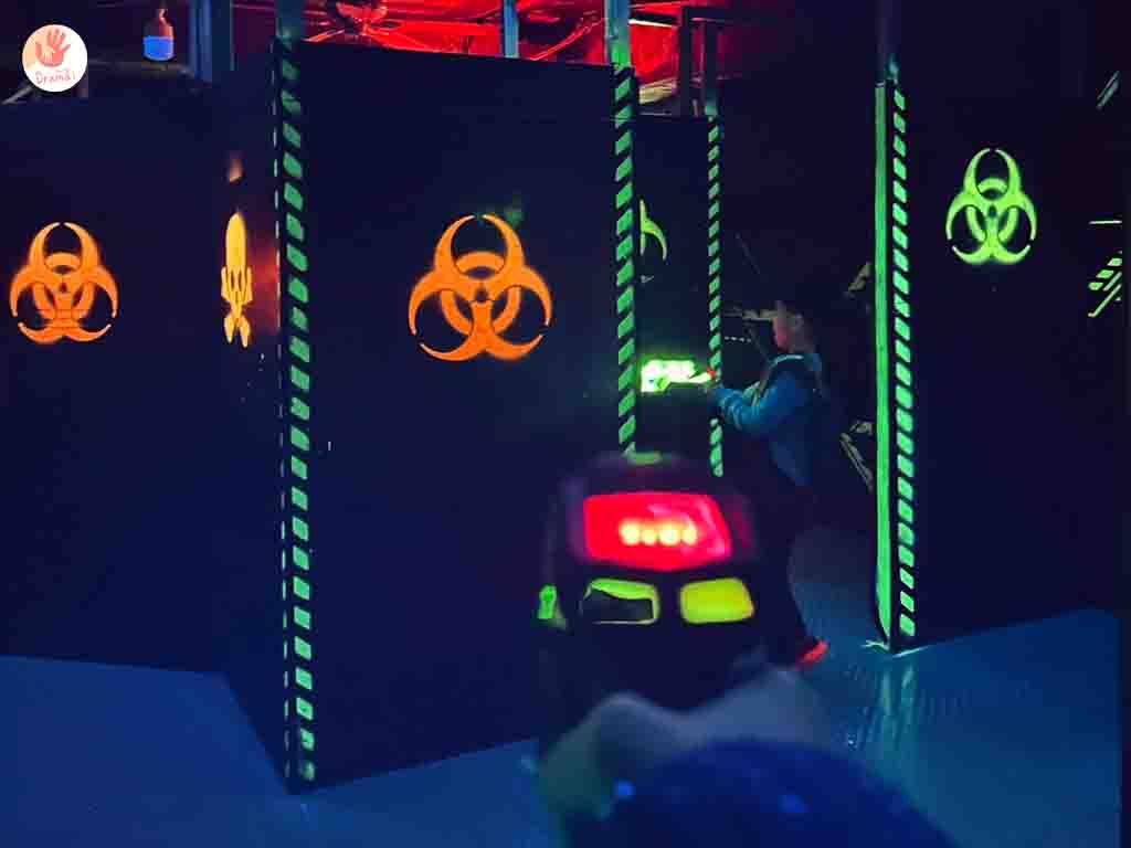 台北親子景點｜六度空間。2026收費方式。超刺激鐳射對戰。全面掃射不會痛。室內大逃殺。台北室內景點- Drama抓媽日常